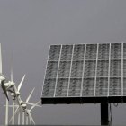 Molinos aerogeneradores y panel de energía fotovoltáica. CRISTÓBAL GARCÍA