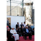 Benedicto XVI y el presidente palestino Abbas frente al muro