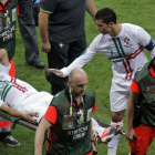 Postiga abandona el encuentro de ayer en camilla tras sufrir la lesión.