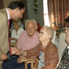 César Antón conversa con algunos de los internos de la residencia de mayores Alicia.