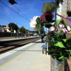 La estación de Castelldefels Platja, con flores en el segundo aniversario de la tragedia.