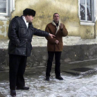 Dos miembros del pelotón que ejecutó a Nicolae Ceausescu señalan el sitio donde en 1989 fue fusilado.