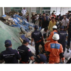Miembros de los equipos de rescate buscan víctimas del hundimiento, este jueves, a 40 km de la capital de Camboya.