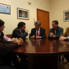 Ramón y Martínez, escoltados por los representantes de los productos de calidad del Bierzo.