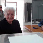 Consuelo Martínez Díez, de 107 años, ejerce su derecho al voto en la mesa electoral instalada en el Ayuntamiento de Soto y Amío