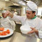 El jefe de cocina del Parador, preparando unos ricos tomates.