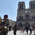 Soldados franceses patrullan frente a la catedral de Notre Dame, en París, el 15 de agosto.