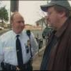 Michael Moore conversa con un policía durante el rodaje