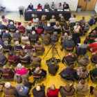 La sala del centro cívico de El Crucero se llenó. FERNANDO OTERO