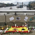 Homenaje a Ignacio Echeverría en el puente de Londres en la jornada de ayer. ANDY RAIN