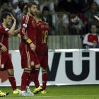 Los jugadores españoles felicitan a David Silva tras el 0-1.