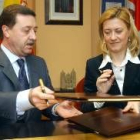 El presidente de la Cámara de Contratistas y la consejera de Hacienda durante la firma del convenio