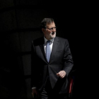 Mariano Rajoy, presidente del Gobierno, sale del Congreso de los Diputados.