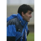 Luis Carnicero, atento, en un partido jugado por La Bañeza esta campaña