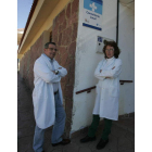 Luis Miguel Gutiérrez y María Jesús Salas, en el consultorio médico de Prioro.
