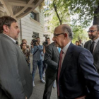 Oriol Junqueras y Cristóbal Montoro, a las puertas de la sede de Foment del Treball, el 23 de mayo del 2016.