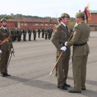 El coronel saliente Francisco Farfán entrega el estandarte a su sucesor Juan Manuel Díez.