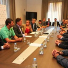 Reunión entre los representantes de la Fele y de la Diputación de León, ayer.