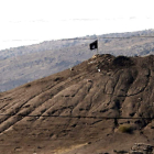 Bandera del grupo EI en lo alto de una colina en Kobani.
