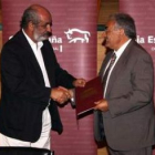 Santos LLamas y Pedro Puente, presidente del secretariado gitano, ratifican el acuerdo.