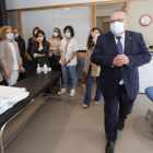 El consejero de Sanidad en su recorrido por las instalaciones del centro de salud. L. DE LA MATA