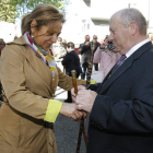 La alcaldesa de Zamora y el alcalde de La Hiniesta, intercambiando sus bastones de mando.