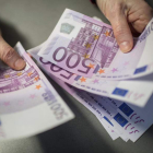 Imagen de archivo de un fajo de billetes de 500 euros. MATTHIAS BALK