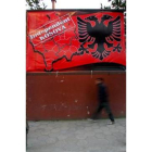 Una pancarta de la independencia en una de las calles de Pristina
