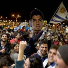 Seguidores uruguayos esperan la llegada de Luis Suárez en en el aeropuerto de Montevideo.
