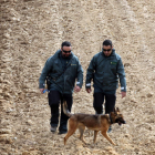 Agentes del Servicio Cinológico de la Guardia Civil regresan al lugar en el que apareció el coche del sospechoso hace nueve días para descartar opciones o conseguir certezas en la investigación del caso
