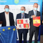 Igea, con la bandera de la UE, junto a representantes del Corredor Atlántico y la CE, ayer en Medina de Campo (Valladolid). EFE