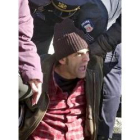 Un hombre es reducido por la Policía durante las protestas en Nueva York