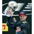 El piloto holandés Max Verstappen (Red Bull), con el trofeo en el podio tras su victoria en el Gran Premio de España de Fórmula Uno, disputado hoy en el Circuito de Barcelona-Catalunya.