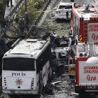 Policías y bomberos inspeccionan el lugar donde se produjo el atentado en Estambul. SEDAT SUNA