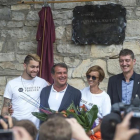 Joshua Angoy, nieto de Cruyff, Joan Laporta, Sushila Cruyff, hija de Johan, y Francesc Llobet, alcalde de Vallfogona de Riucorb.