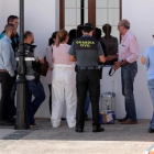 El forense y la Guardia Civil cerca del domicilio de Valle de Santa Inés, en Betancuria (Fuerteventura) donde se encontró a una joven muerta.