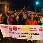 Los manifestantes contra la liberalización del ferrocarril, anoche ante la estación de Renfe.
