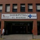 Una imagen de la entrada principal al Hospital del Bierzo, en Ponferrada