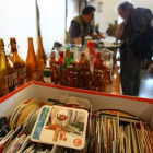 Posavasos y botellines formaron parte de la feria.