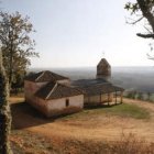 La ermita se encuentra en el monte que bordea el valle del Órbigo