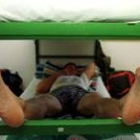 Un peregrino descansa, con los pies ya curados, en un albergue de la provincia de León
