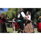 Bailes de León en una jornada campestre en La Candamia con la participación de elementos tradicionales a modo de romería.