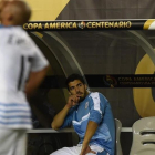 Luis Suárez, enfadado en el banquillo, durante el Uruguay-Venezuela.