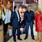 Jose Mourinho junto a Maria das Dores Meira, alcaldesa de Setubal, ciudad natal del técnico madridista, en la inauguración de una exposición que conmemora los 50 años del entrenador portugués.