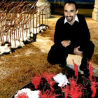 El escultor Carlos Cuenllas posa junto a una de sus obras en el Palacio de Don Gutierre