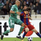 Messi intenta escaparse del defensa Boumsong.