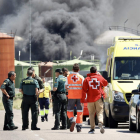 Guardia Civil y Cruz Roja en el lugar de la explosión de la planta de biodiésel en Calahorra. RAQUEL MANZANARES