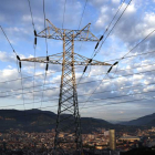Una torre de transporte de energía eléctrica con la ciudad de Bilbao al fondo. LUIS TEJIDO