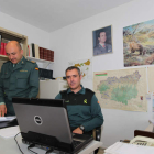 El jefe del Seprona, Roberto Fernández, a la derecha, junto al responsable técnico del servicio.