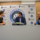 La representante de Tempus, en la firma con el alcalde. DL